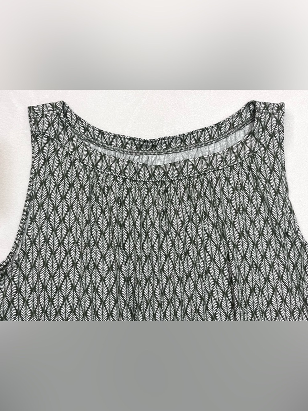 LOFT Outlet Women’s Dark Green & White Geometric Sleeveless Tank Top Large - Picture 4 of 16